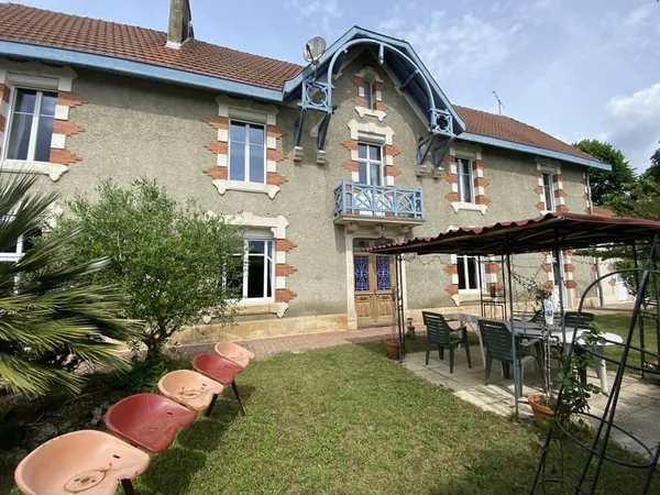 Maison de campagne, dépendances et jardin