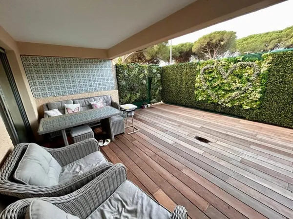 A VENDRE : T2 de 40m² refait à neuf avec terrasse de 30m² - SAINT-RAPHAEL - GOLFS