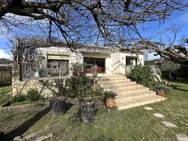 3 km d'Uzès, charmante maison de 100 m² avec garage et piscine. Terrain 1000 m².
