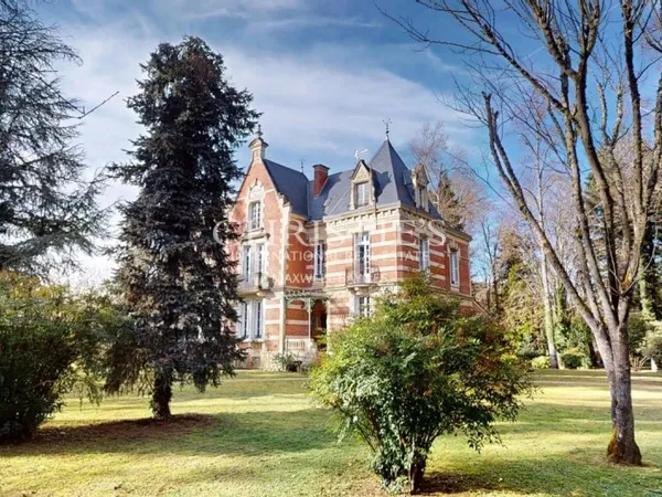 Élégante maison de caractère avec parc arboré, piscine et fort potentiel d'accueil