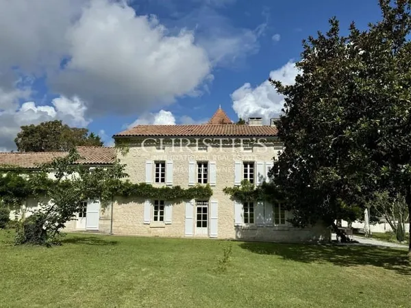 Logis du 16e siècle entièrement rénové avec dépendances et gîte près d'Angoulême