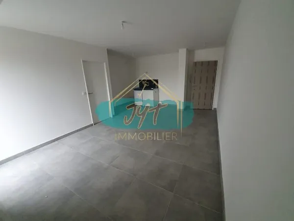 APPARTEMENT F2 + BALCON À LOUVRES