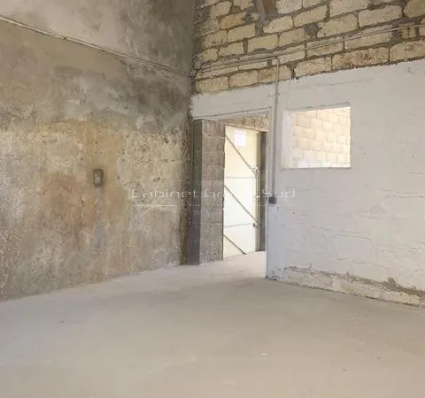 Box d'environ 42m2 aux Garrigues