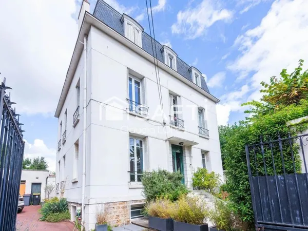 BEL APPARTEMENT DUPLEX 132m2 AVEC TERRASSE GRAND GARAGE ET JARDIN