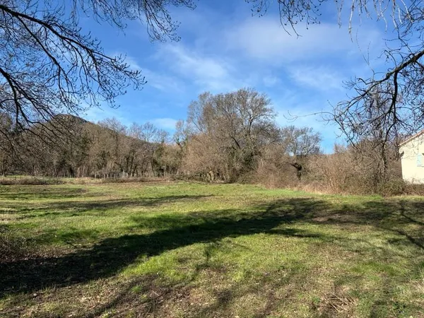 "Terrain à Rochessauve (07210) de 1966 m² : 110 000 € - Idéal pour projet de construction"
