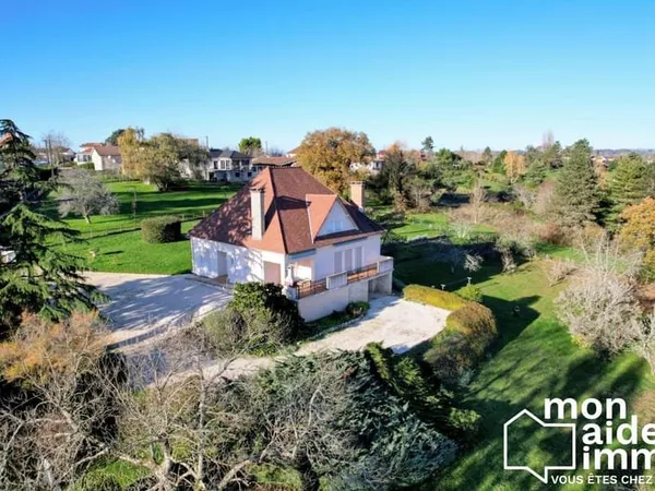 Vaste maison idéalement située sur parc de 7900 m²