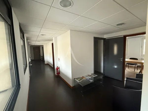Local professionnel 142 m²