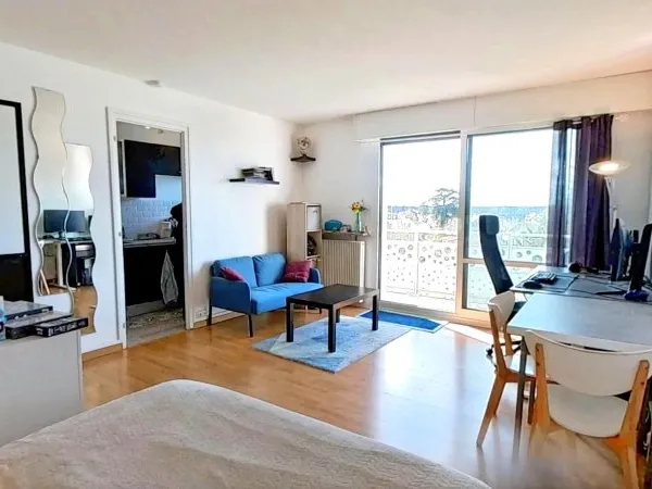 Charmant studio avec balcon et parking – RER D à pied