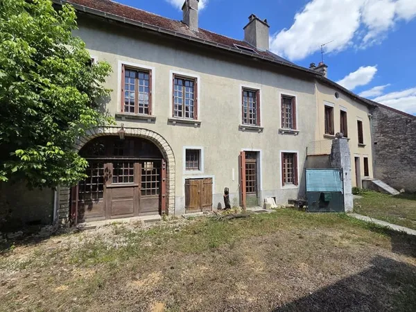 Ensemble immobilier à Loches sur Ource