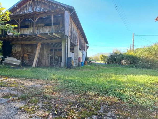 A VENDRE ENSEMBLE DE GRANGES A RENOVER AVEC TERRAIN