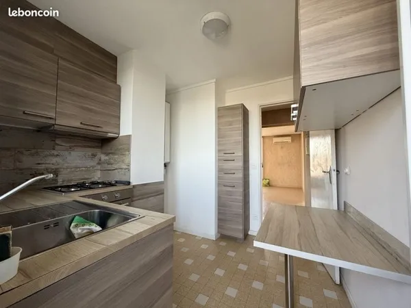 Dans une résidence sécurisée avec gardien, T4 avec cave et balcon exposé sud. Parking