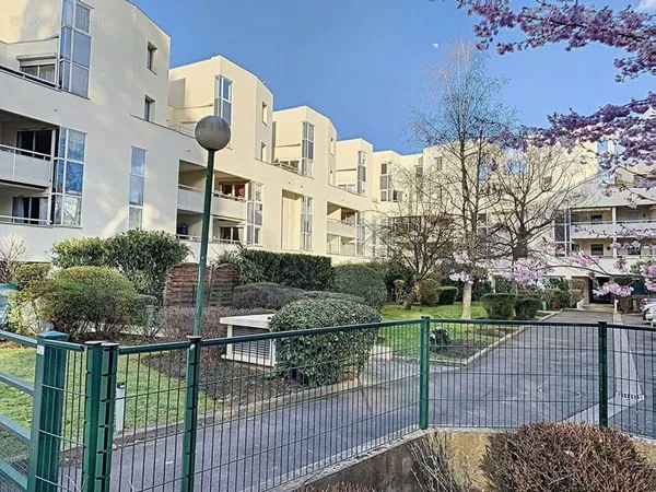 Studio 31,4 m² proche centre-ville - Box en sous-sol - Franconville