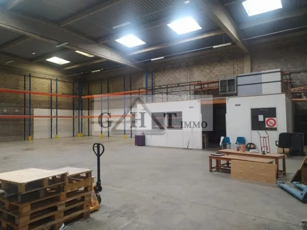 Un entrepôt et bureaux d'une surface de 650m² à l'Hay les roses