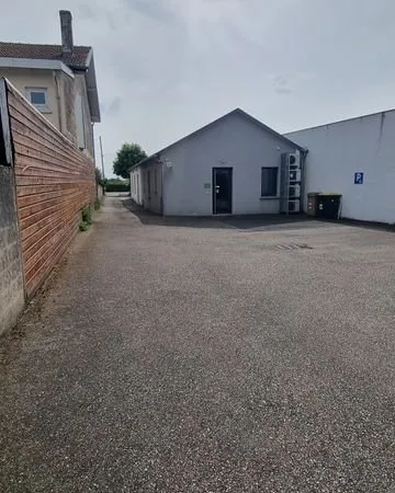 Local professionnel sur un axe passant