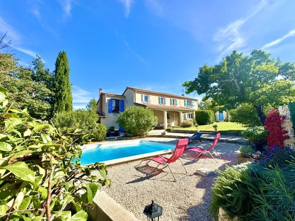 Coquette Villa individuelle sur 1200 M2 de terrain avec piscine