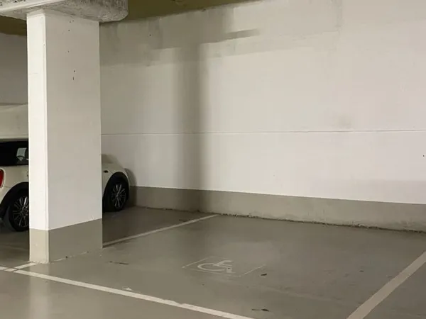 Loue parking - 16m²
