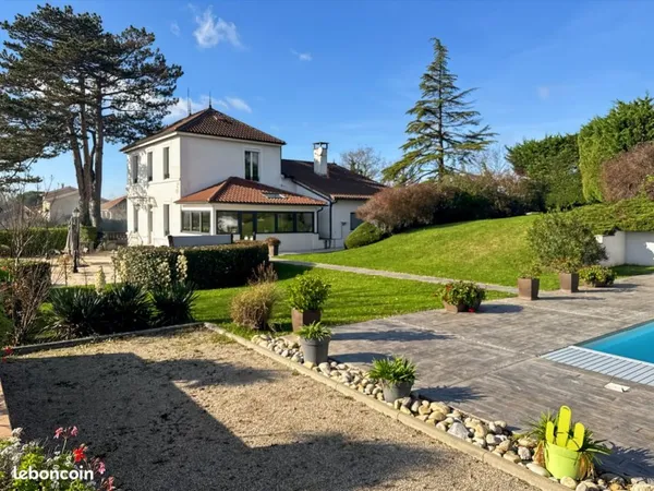 Maison 10 pièces 240 m²