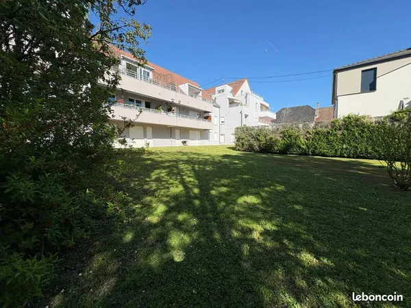 Appartement de plain pied avec terrasse et jardin