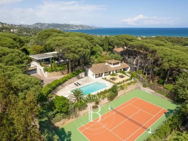 CO-EXCLUSIVITÉ -SAINTE-MAXIME - VILLA MODERNE - PISCINE - TENNIS - PROCHE DES PLAGES