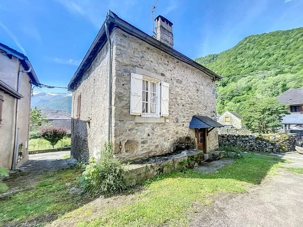 Maison de village avec dépendance.