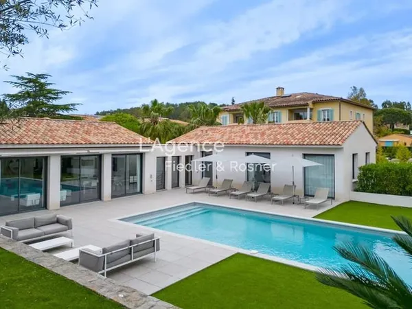 REF 233 : SAINT-TROPEZ - CENTRE VILLAGE - SUPERBE VILLA A LOUER