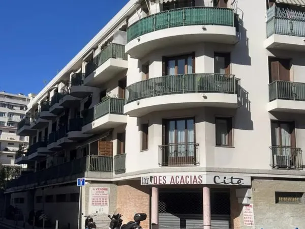 À VENDRE - GARAGE FERMÉ - NICE (Résidence Les Acacias)