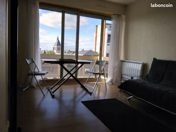 Appartement avec balcon + cave + parking privé, hypercentre