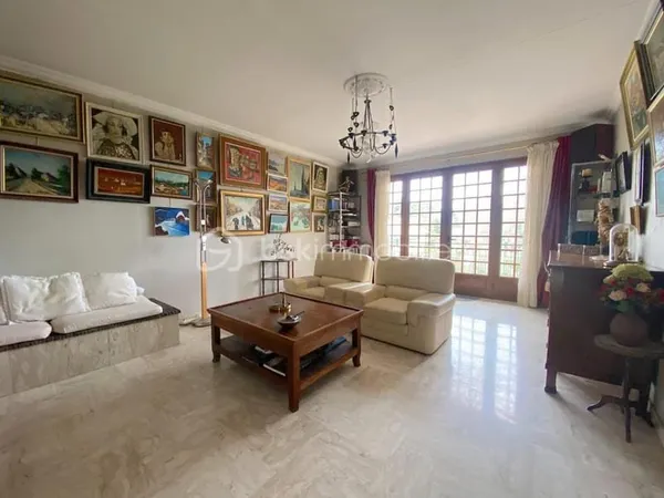 Maison avec 4 chambres + une piscine couverte + un garage de 110m2 !!! De l'espace, du calme et de l