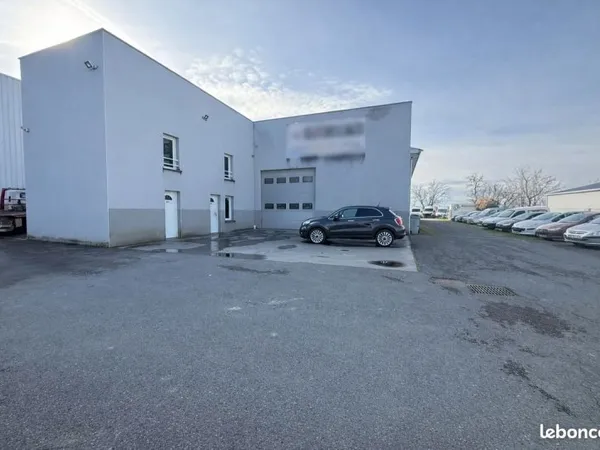 LOCAL 600 m2 avec équipement CARROSSERIE