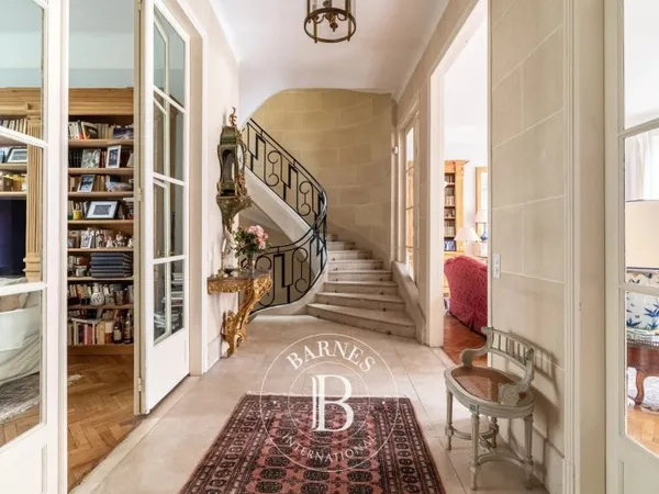 Exclusivité - A vendre à Neuilly-sur-Seine - Saint James - Elégante maison - Jardin et terrasse