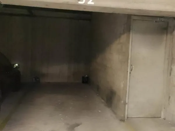 Parking à louer dans la rue piétonne