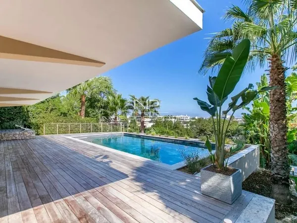 Cap d'Antibes, splendide villa moderne rénovée avec piscine et solarium