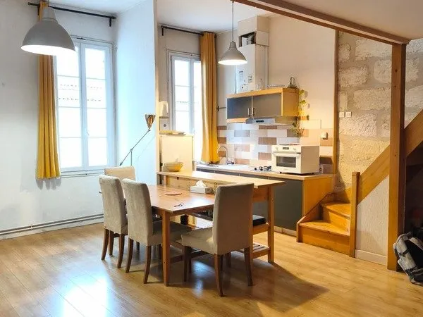 Bordeaux - T1 bis meublé 42,5 m² - Lumineux - Rue calme - Tramway - Bus - Commerces