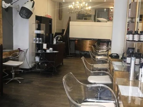 PARIS 75009 - VENTE - FONDS DE COMMERCE- COIFFURE - 65m2