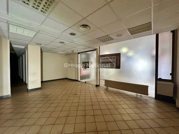 Résidence Grand Siècle dans Galerie Commerçante - Local vide 165m²