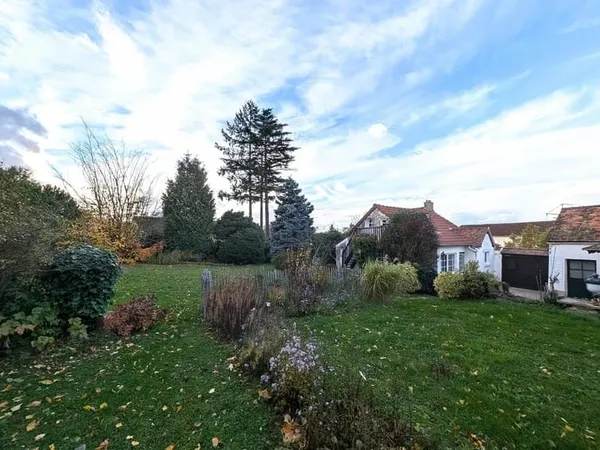 Propriété avec maison principale, maison d'amis et double garage