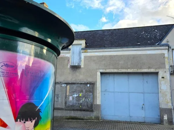 Bâtiment urbain à usage de garage, en coeur ville de Baugé.