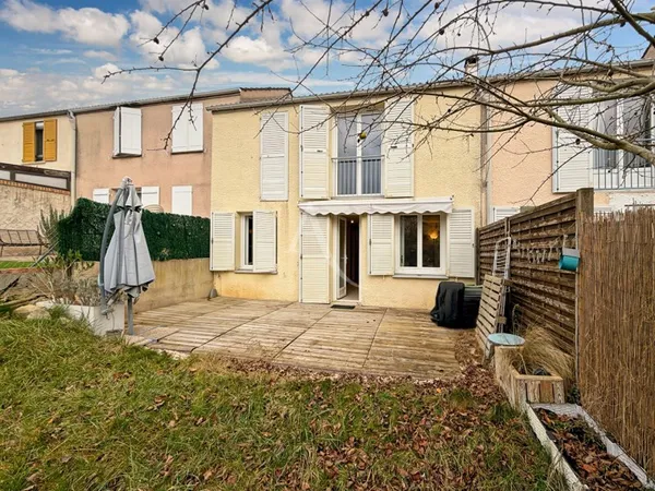 Maison Jouy Le Moutier avec 3 chambres garage et terrain.