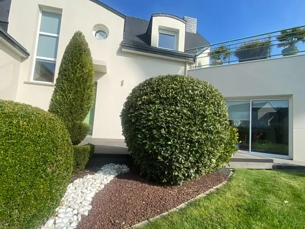 A vendre à MONTREUIL LE GAST, maison de 182m2, jardin de 825 m2, piscine chauffée, 5 chambres, proch