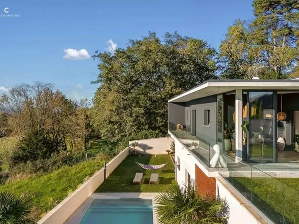 NOUVEAUTÉ - Limonest Centre - Villa d'Exception de 360 m² sur Terrain Arboré de 1 029 m² avec Piscin