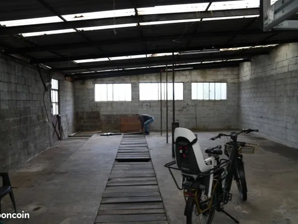 Location Parking / espace stockage 106m2 proche Paris / A86