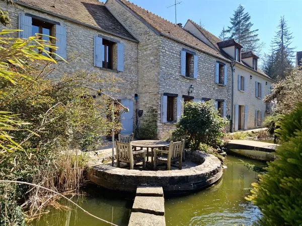 Propriété en pierre avec potentiel exceptionnel - environ 7 600 m² de terrain paysagé - Proche de Pa