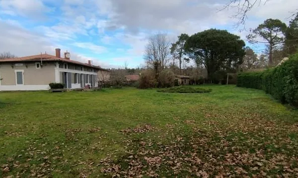 Vente : Propriété à rénover sur terrain de 18801 m² à SALLES