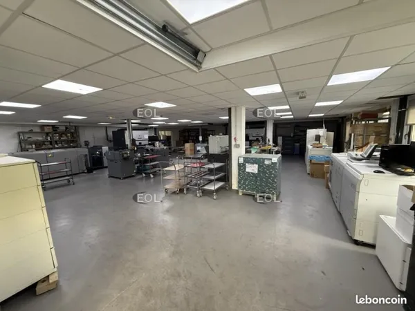 Local bureaux 930 m²