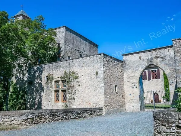 Château médiéval inscrit au patrimoine historique francais