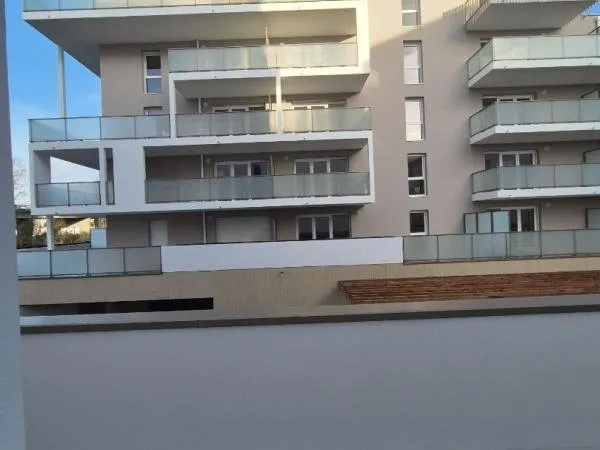 Appartement neuf de 45 m², livré en 2024 et jamais occupé, avec terrasse e11 m2, situé dans un quart