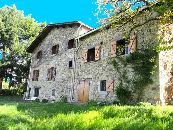 Charmante maison de campagne en pierre proche Puy-Guillaum