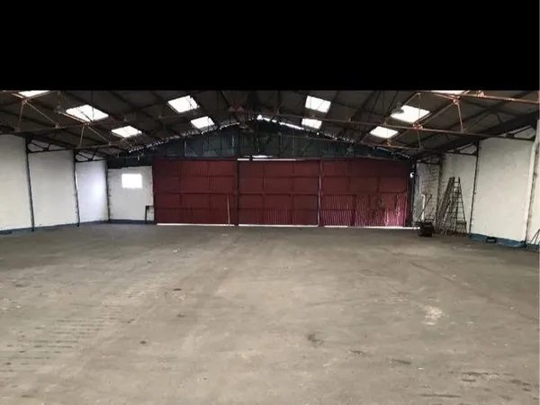 Hangar 1000m2 + parking privé à louer