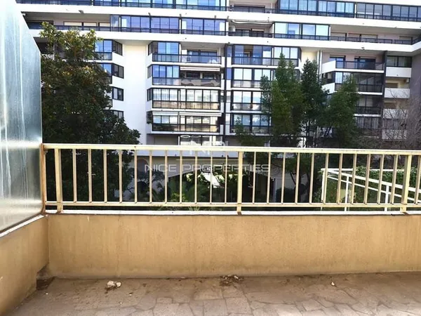 CANNES BANANE, 2 PIÈCES, TERRASSE, BALCON, PARKING, À RÉNOVER