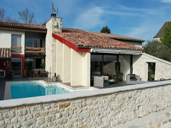 A 20 MINS D'AGEN - MAISON DE VILLAGE AVEC PISCINE ET UNE VUE